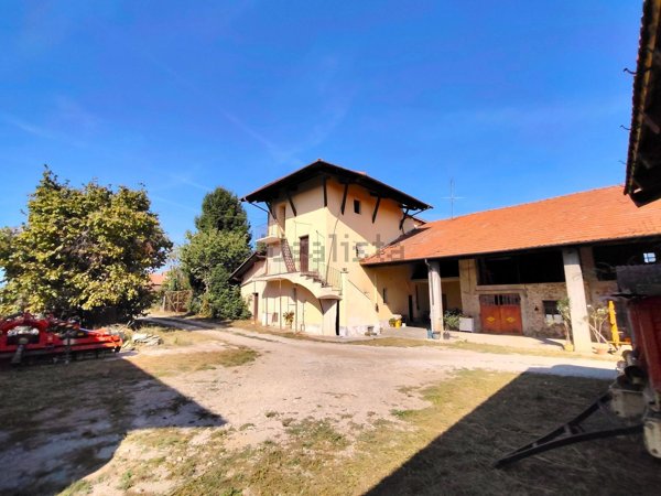 casale in vendita a Cuneo in zona Roata Canale