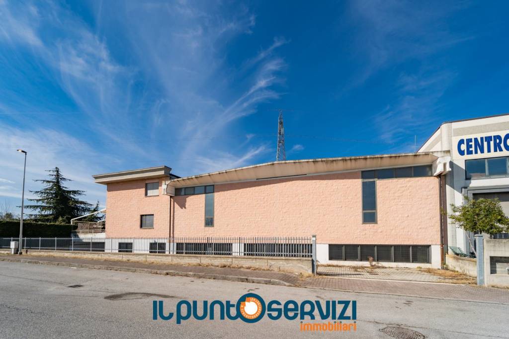 locale commerciale in vendita a Cuneo in zona San Rocco Castagnaretta