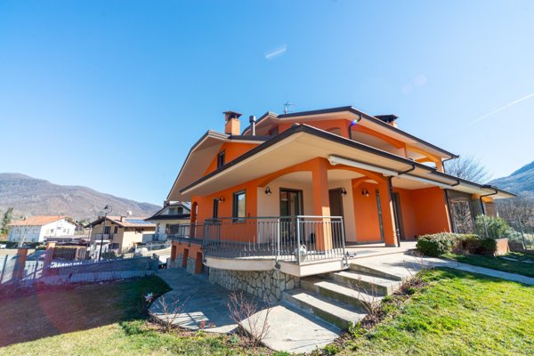 casa indipendente in vendita a Cuneo in zona Centro Città