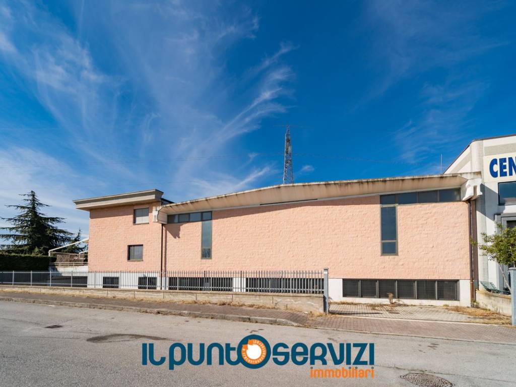 locale commerciale in vendita a Cuneo in zona San Rocco Castagnaretta