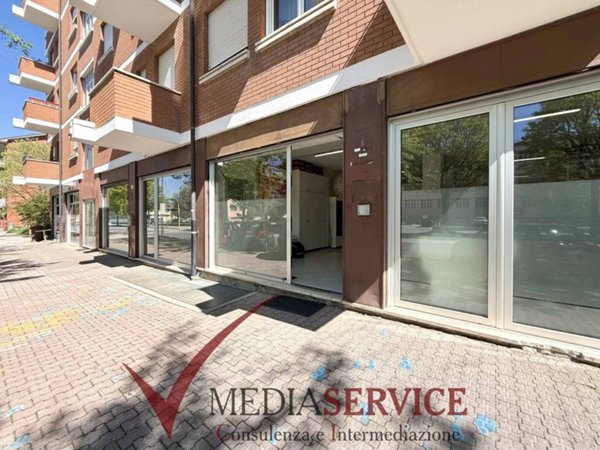 negozio in vendita a Cuneo in zona San Rocco Castagnaretta