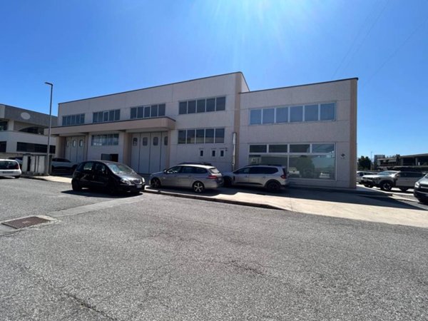 locale commerciale in vendita a Cuneo in zona Madonna dell'Olmo