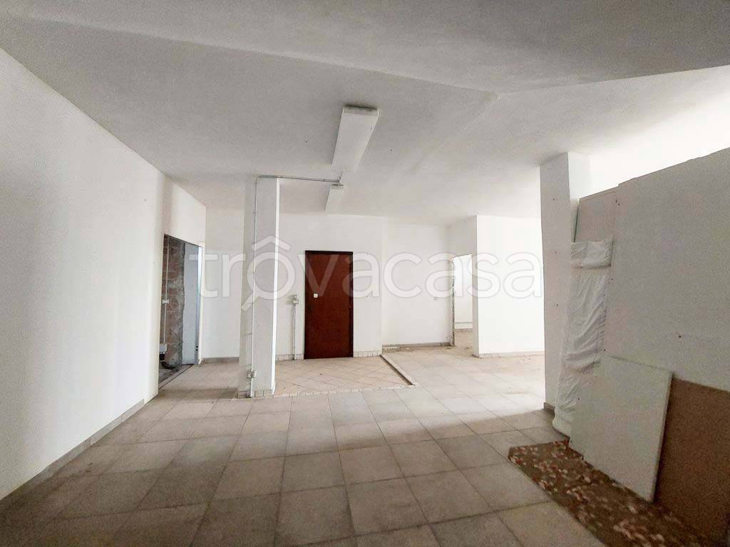 locale commerciale in vendita a Cuneo in zona Passatore
