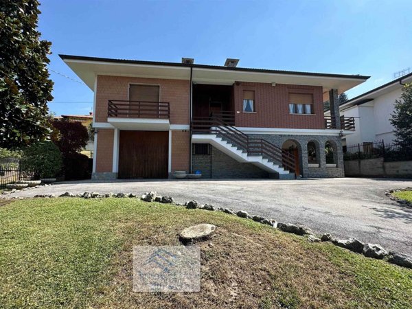 casa indipendente in vendita a Diano d'Alba in zona Ricca