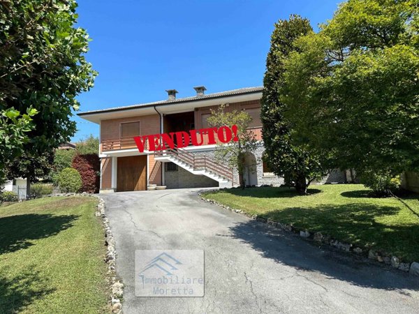 casa indipendente in vendita a Diano d'Alba in zona Ricca
