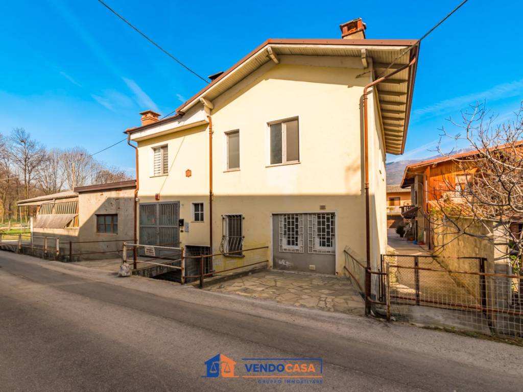 casa indipendente in vendita a Dronero