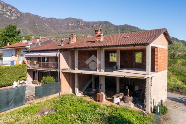 casa semindipendente in vendita ad Envie
