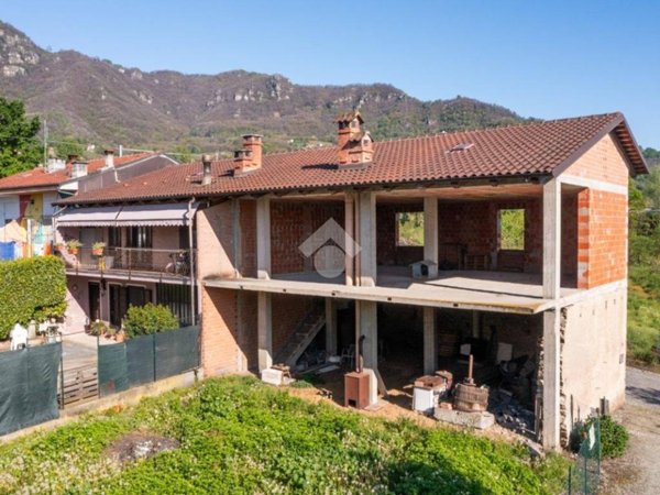 casa semindipendente in vendita ad Envie