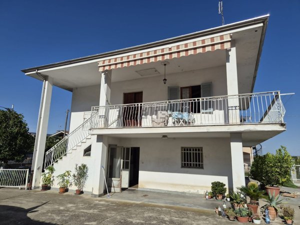 casa indipendente in vendita ad Envie in zona Occa