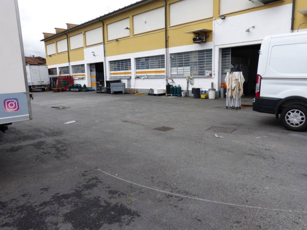 locale commerciale in vendita a Fossano