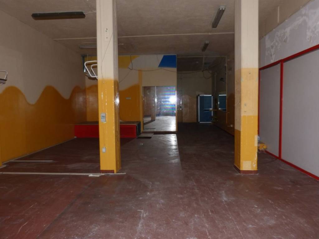 locale commerciale in vendita a Fossano
