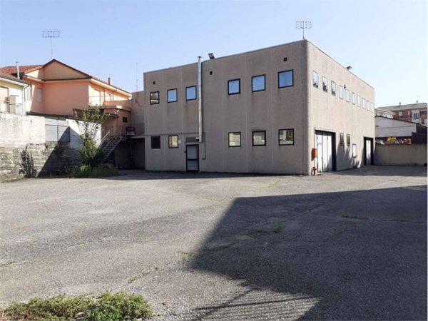 negozio in vendita a Fossano in zona Santa Lucia