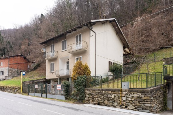 casa indipendente in vendita a Frassino